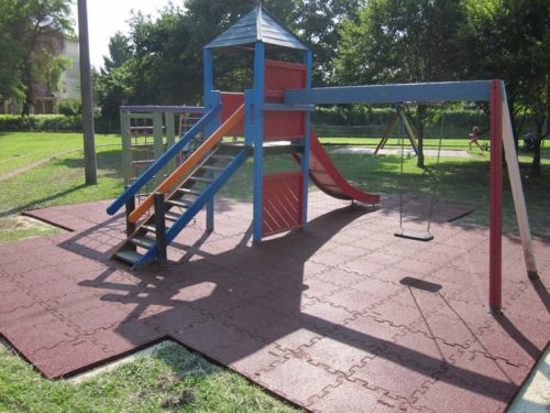 pavimento antitrauma parco giochi
