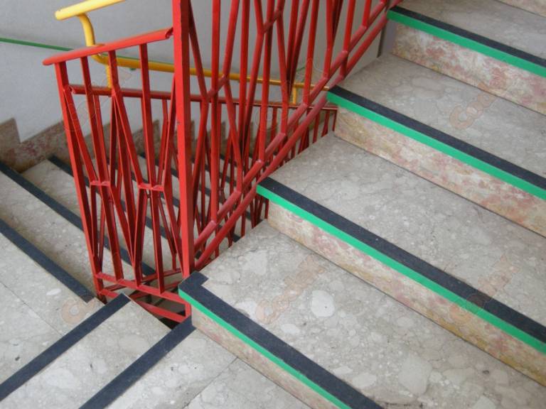 Nastro Antiscivolo Trasparente 10m X 2cm - PVC Adesivo Per Scale Interno/Esterno - Foto 2