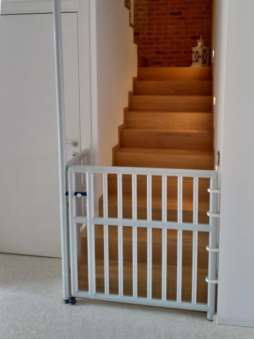 Cancelletti di sicurezza per bambini. Delimitare scale, aree dall'accesso dei bambini