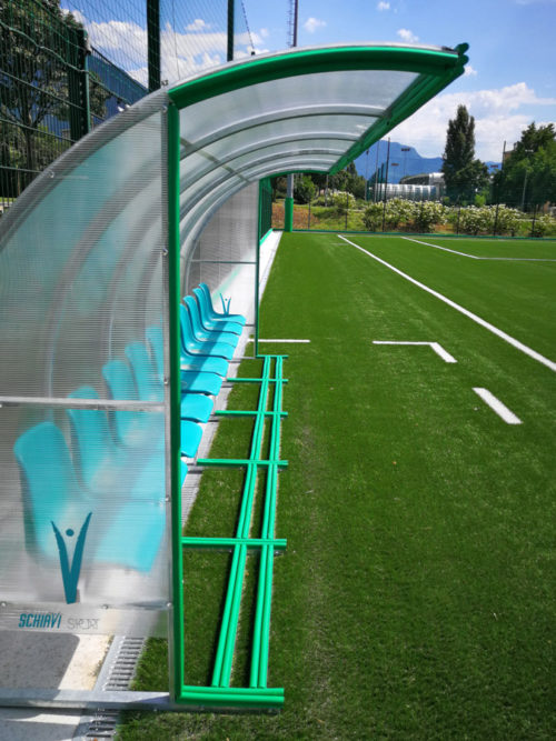 Protezioni antitrauma panchine atleti campo di calcio