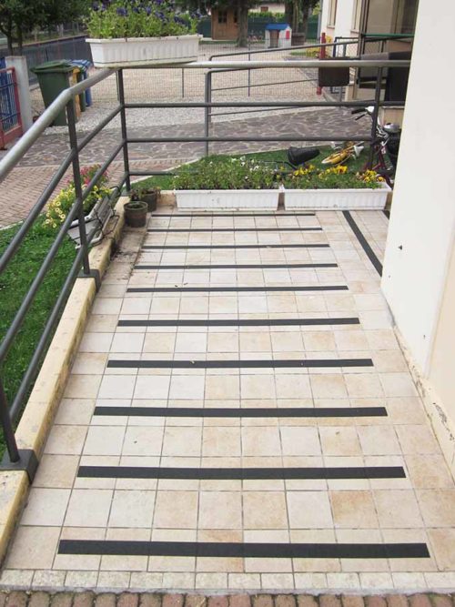 strisce antiscivolo rampe
