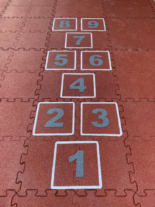 Gioco della campana su pavimentazione esterna
