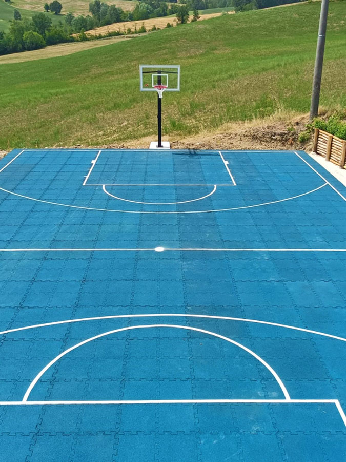 il pavimento per i campi di pallacanestro