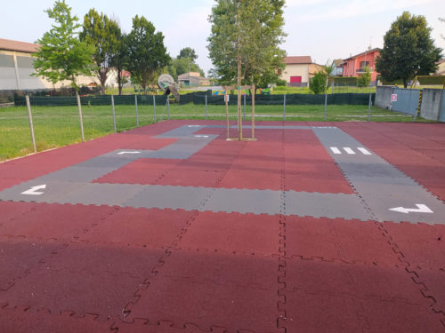 Pista tricicli su pavimentazione in gomma da esterno